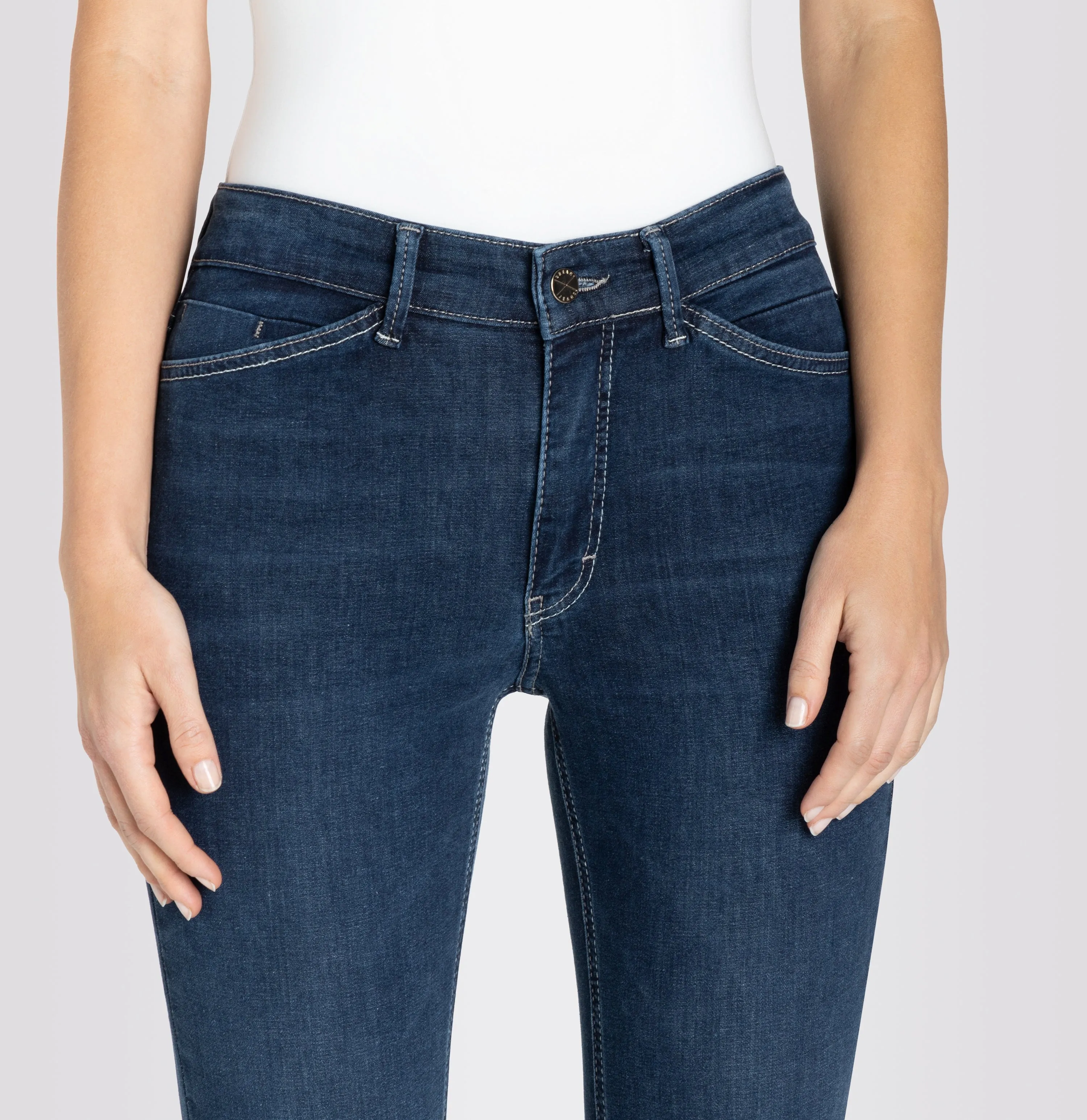 MAC <BR>
Dream Chic Jeans <BR>
Denim<BR>
